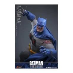 Hot Toys - BATMAN - Batman: The Dark Knight Returns (Battle Damaged Version) Comic Masterpiece 1/6