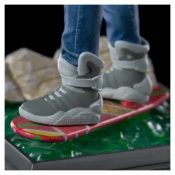 Iron Studios - BTTF 2 - Marty McFly sur Hoverboard Back to the Future Part II
