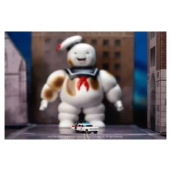 Jada Toys - Ghostbusters Stay Puft marshmallow man with Cadillac Ecto-1 - Nano Scene 1/64