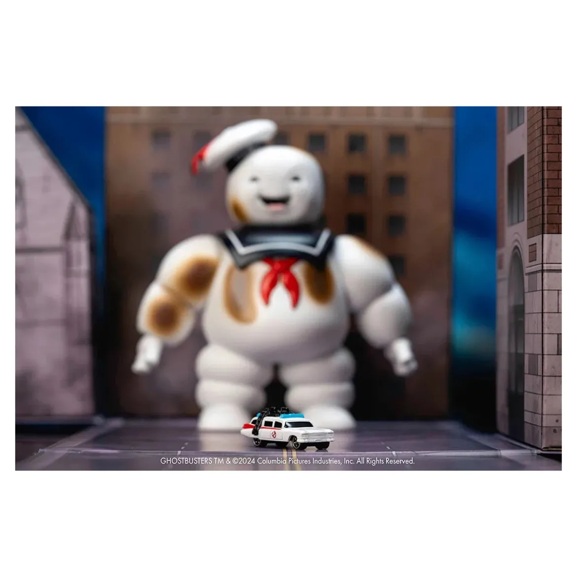Jada Toys - Ghostbusters Stay Puft marshmallow man with Cadillac Ecto-1 - Nano Scene 1/64