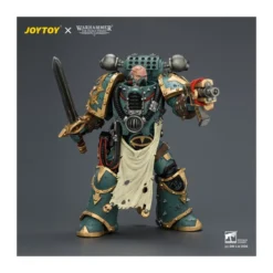 JoyToy - Sons of Horus - Maloghurst the Twisted, the Warmaster's Equerry with Legion Standard and Banestrike Bolter 1/18