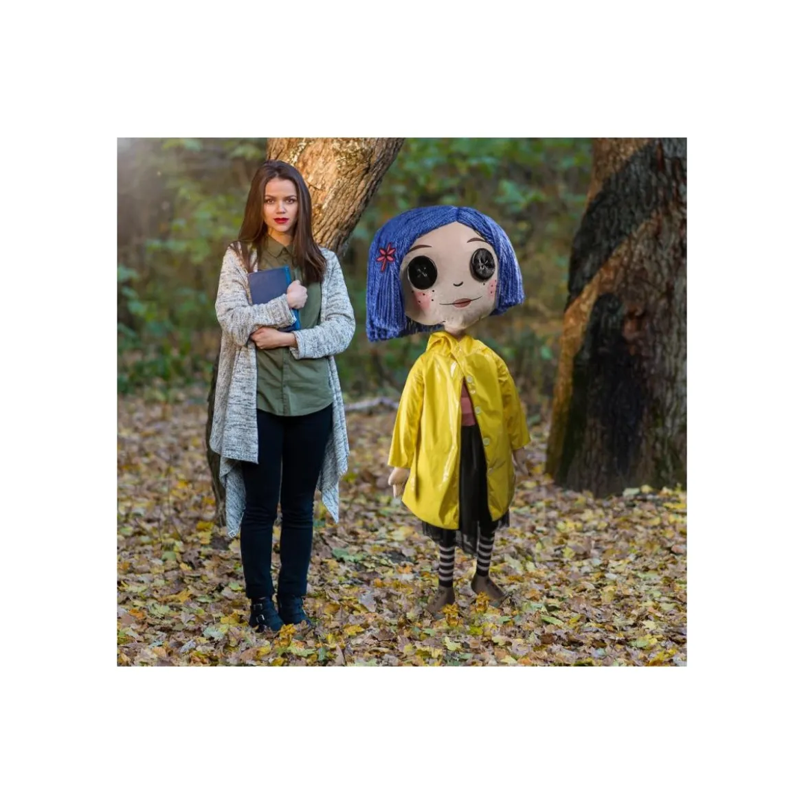 Kidrobot Coraline - Coraline with Button Eyes - Poupée taille reelle 1/1