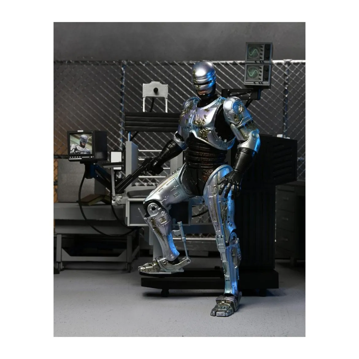 Neca - RoboCop - Ultimate Battle Damaged RoboCop with Chair