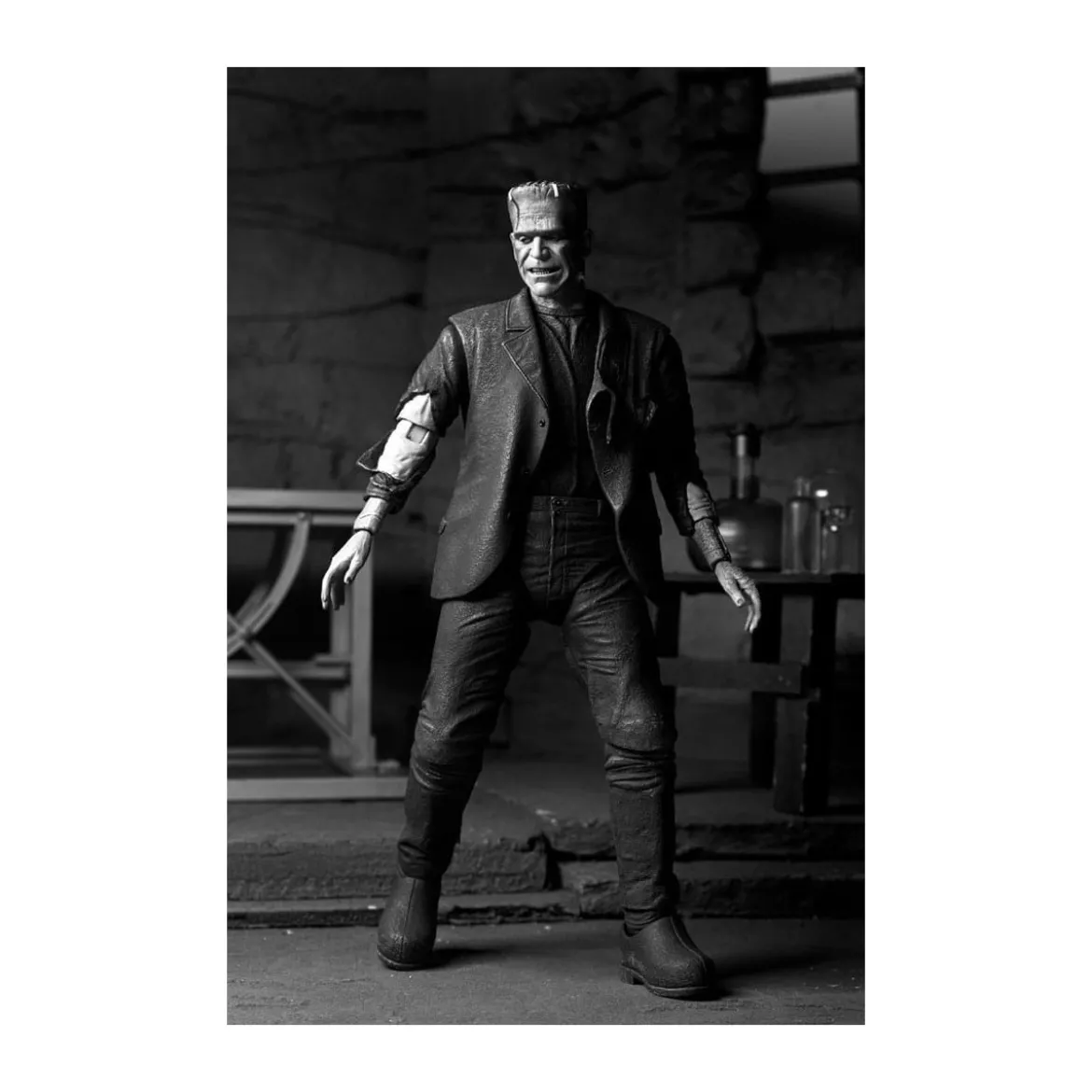 NECA - Ultimate Frankenstein's Monster (Bride of Frankenstein) Black & White Version - Universal Monsters