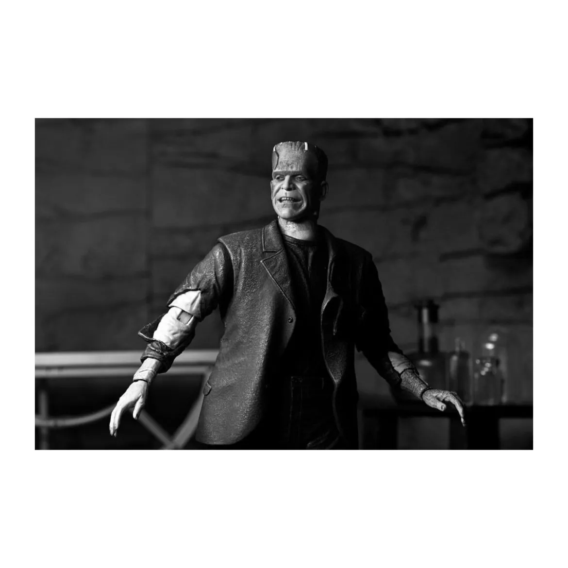 NECA - Ultimate Frankenstein's Monster (Bride of Frankenstein) Black & White Version - Universal Monsters