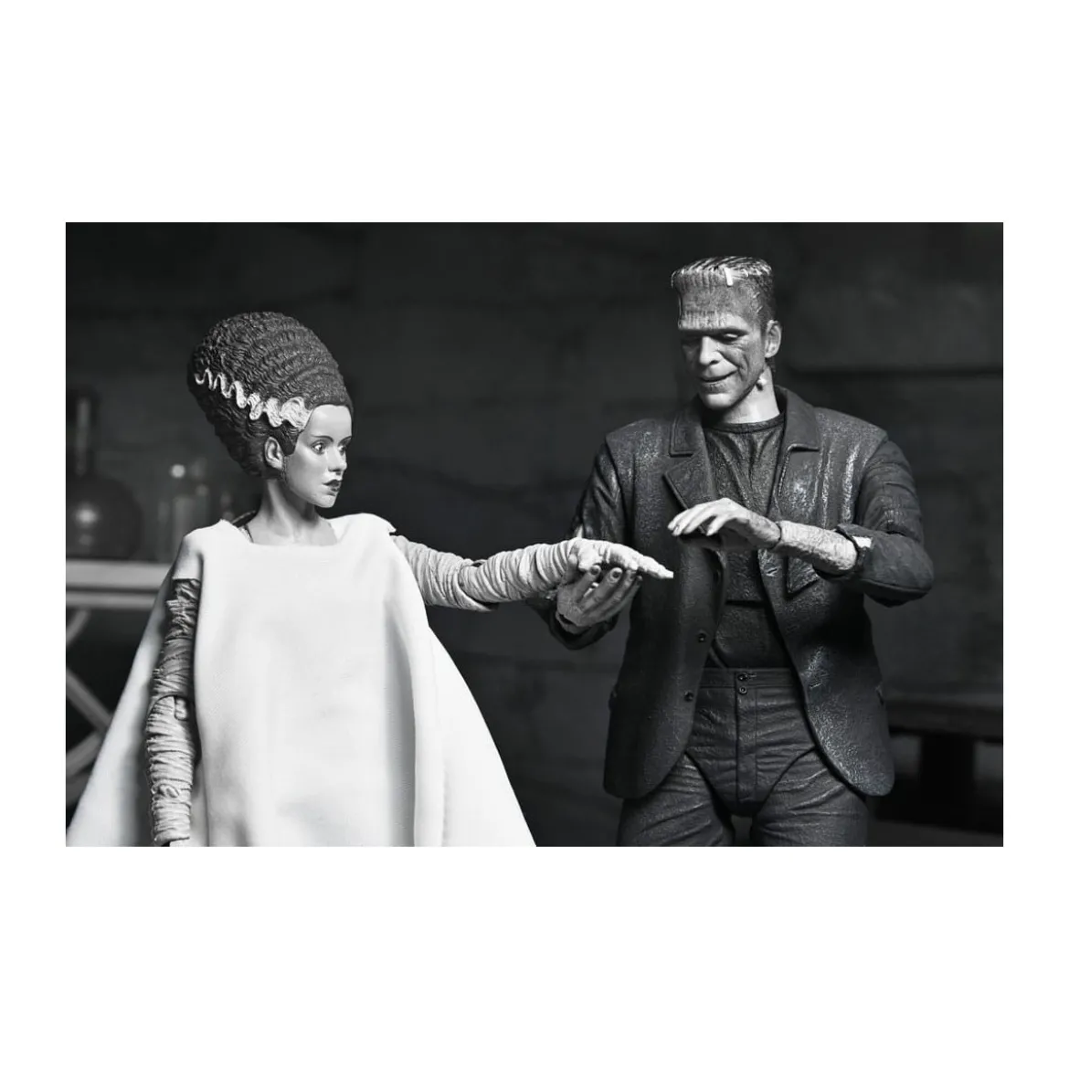 NECA - Ultimate Frankenstein's Monster (Bride of Frankenstein) Black & White Version - Universal Monsters