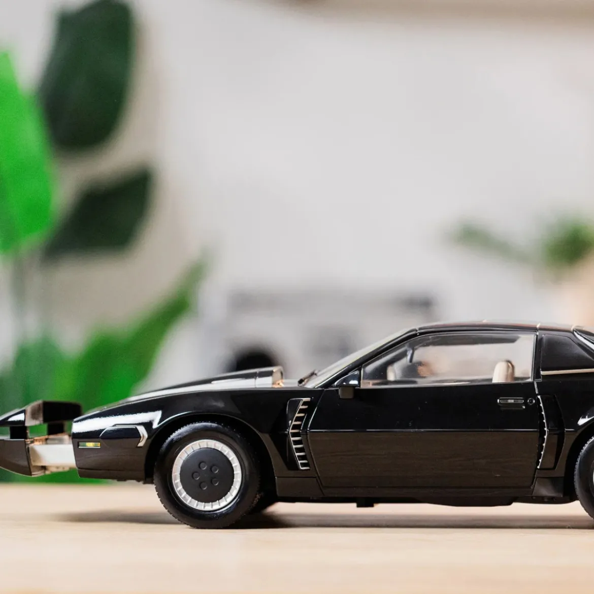 Takara Tomy - Knight Rider K2000 - Die Cast K.I.T.T 1/10
